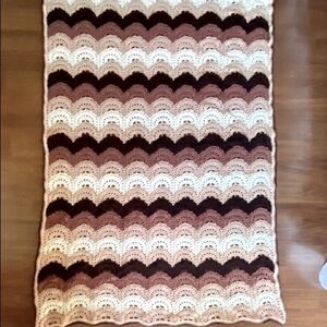 VINTAGE SCALLOP PATTERN GRANNY QUILT AFGHAN